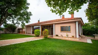 Un chalé a la venta en Alcañiz, uno de los pueblos donde baja el precio de la vivienda en Aragón en el último trimestre.