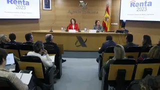MADRID, 03/04/2024.- La directora general de la Agencia Tributaria, Soledad Fernández Doctor (c-i), presenta la campaña de Renta 2023, este miércoles, en Madrid.EFE/ Fernando Alvarado