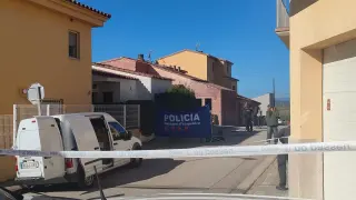La Policía analiza el escenario del crimen en Bellcaire d'Empordà