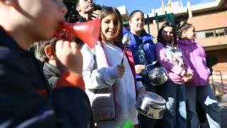 Varias familias han participado este miércoles en una cacerolada para urgir a la mejora de los comedores escolares de Aragón.