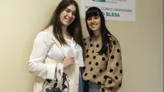 Belén Castro y Sara Gracia asistieron ayer a las jornadas de puertas abiertas del Hospital Clínico de Zaragoza