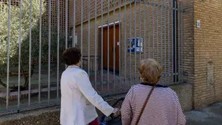 Dos vecinas del barrio de Santa Isabel acuden al convento donde se producido el suceso donde sufrió las quemaduras el cura Javier Sánchez.