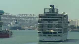 El crucero atracado en Barcelona zarpa a Italia sin los pasajeros bolivianos