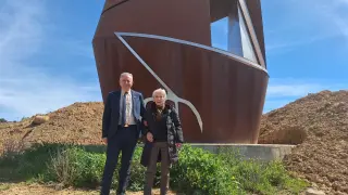 El subdelegado del Gobierno en Huesca, Carlos Campo, y la artista Teresa Ramón, junto a la escultura 'Petronila y las águilas'