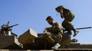Imagen de soldados israelíes sobre un tanque en la frontera con Gaza