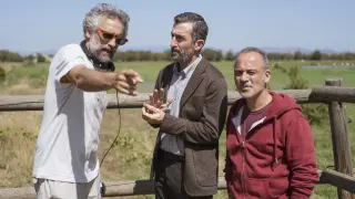 El director Pau Durá, Luis Zahera y Javier Gutiérres, en el rodaje de 'Pájaros'.