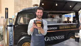 Eneko Fernández ha estado en Zaragoza preparando la Guinness Burger en el evento The Champions Burger