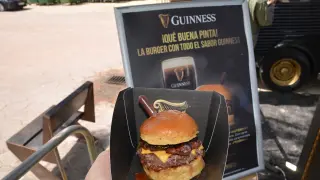 Eneko, ganador de Masterchef,  prepara la 'Guinness Burger' en el evento The Champions Burger de Zaragoza