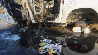 Imagen de uno de los vehículos atacados donde viajaban los cooperantes de WCK