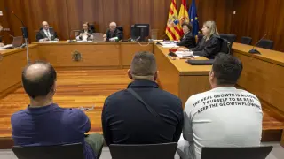 Los tres acusados por el robo de contenedores de carga a Mercedes-Benz, en la Audiencia Provincia de Zaragoza.