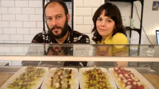 Raúl Luaces y Sara Ruiz, los dueños de Barrakuda, con una de sus especialidades: los vinagrillos.