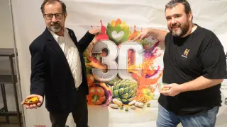 Emilio Garrido y Luis Salcedo, con algunas de las tapas preparadas en la presentación de las Fiestas de la Verdura