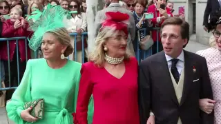 Emotivos abrazos de Ayuso y Feijóo a Almeida a las puertas de la iglesia, antes de casarse