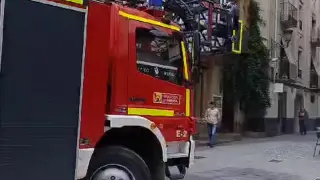 Los Bomberos han tenido que acudir para sofocar un incendio ocurrido sobre las 15.00 de este sábado en el restaurante Corbacho de la localidad altoaragonesa. Ha sido la chimenea el origen del fuego, que no ha provocado daños personales, si bien el abundante humo ha hecho necesaria la presencia de ambulancias por si fuera necesario atender a alguna persona. Finalmente, todo ha quedado en un susto.