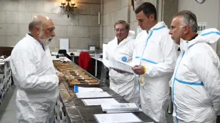 El presidente del Gobierno, Pedro Sánchez visita el laboratorio forense instalado en Cuelgamuros para la identificación de los restos de víctimas de la Guerra Civil.