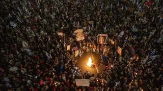 People protest against Israeli Prime Minister Benjamin Netanyahu's government and call for the release of hostages held in the Gaza Strip by the Hamas militant group in Tel Aviv, Israel, Saturday, April 6, 2024. (AP Photo/Ariel Schalit)
