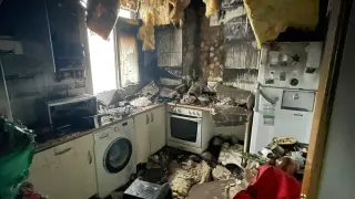 Así quedó la cocina tras el incendio en un edificio del centro de Huesca.