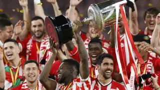 Los jugadores del Athletic celebran tras la final de la Copa del Rey que han disputado hoy sábado ante el Mallorca en el estadio La Cartuja, en Sevilla.