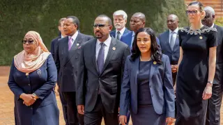 Kigali (Rwanda), 07/04/2024.- The President of Tanzania Samia Suluhu Hassan, (L), the Prime Minister of Ethiopia Abiy Ahmed, (C), and First Lady of Ethiopia Zinash Tayachewlay, (R), arrive at the commemoration ceremony of the 30th anniversary of the Tutsi genocide, also known as Kwibuka 30, in Kigali, Rwanda, 07 April 2024. Starting in 07 April 1994 and lasting until 15 July 1994 during the Rwandan Civil War, 800,000 people were killed by ethnic Hutu extremists targeting members of the minority Tutsi community. (Etiopía, Ruanda) EFE/EPA/MOISE NIYONZIMA