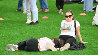 Plaza del Pilar cubierta de césped artificial en las actividades del 'Hola Primavera'.