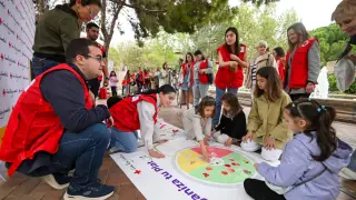 Unas niñas participan en la actividad sobre alimentación consciente que ha organizado Cruz Roja en la plaza de Los Sitios
