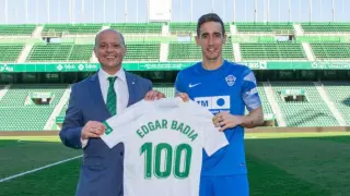 Edgar Badía, en la celebración de su partido número 100 con el Elche, club que lo cedió al Real Zaragoza hace tres meses.