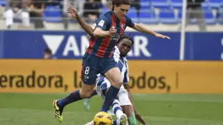 Javi Martínez, zafándose de Neyou en el encuentro frente al Leganés (0-0).