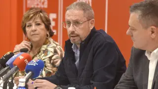 Juan Escalzo, en la rueda de prensa del PSOE, flanqueado por Elisa Sancho y Fernando Sabes.