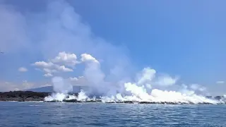 La lava de volcán La Cumbre, en Islas Galápagos, llega al mar tras 35 días en erupción