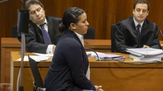 Natalia Chiguachi, de espaldas, en la primera sesión del juicio en el que está acusada de matar a quien era su novio.