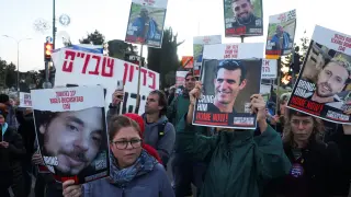 Cientos de personas se manifiestan en Jerusalén para pedir un alto al fuego.