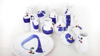 Una selección de piezas de cerámica bajo la inspiración del azul del mar.
