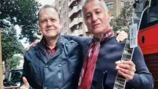 Juan Valdivia y Laurent Castagnet con la guitarra firmada.
