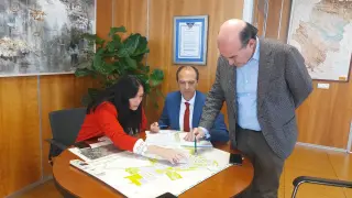 La alcaldesa de Huesca, el consejero de Sanidad y el director general de Asistencia Sanitaria y Planificación.