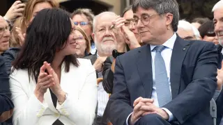 El expresidente de la Generalitat y candidato de Junts a las elecciones catalanas, Carles Puigdemont, y su mujer, Marcela Topor