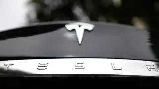 Tesla acuerda resolver una demanda con la familia de un conductor fallecido