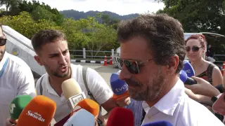 Spanish actor Rodolfo Sancho, right, father of Daniel Sancho Bronchalo, talks to reporters arrives at Koh Samui provincial court in southern Thailand, Tuesday, April 9, 2024. Thailand's Koh Samui Provincial began a trial on Daniel Sancho Bronchalo, the son of the Spanish actor accused of murdering and dismembering a Colombian surgeon on a popular tourist island. (AP Photo/Suthipong Charoenjai)