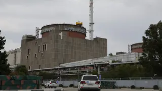 Una caravana que transporta a la misión de expertos del Organismo Internacional de Energía Atómica (OIEA) llega a la central nuclear de Zaporizhzhia, en el sur de Ucrania.