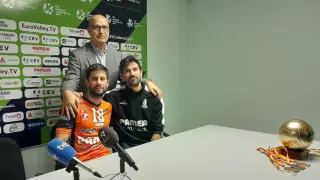 El presidente del club, Carlos Ranera -de pie-, con Aarón Gámiz y el entrenador del Pamesa, Maxi Torcello.