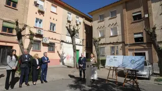 La alcaldesa de Zaragoza, Natalia Chueca, y el consejero de Vivienda de la DGA, Octavio López, este miércoles en Vizconde Escoriaza, donde comenzarán próximamente las obras.