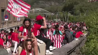 Bilbao y la Ría se abarrotan de aficionados ansiosos de ver la gabarra