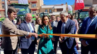 La presidenta de las Cortes, Marta Fernández, y el consejero de Agricultura, Ángel Samper, cortando la cinta, al inaugurar esta I Feria Agroalimentaria de La Almunia junto a las autoridades locales.