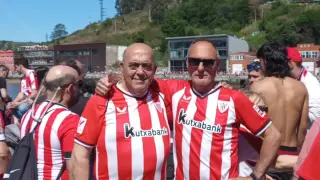 José Luis Gárate y Javier Láinez, este jueves en Bilbao esperando a que llegue la gabarra.