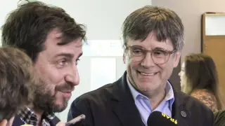 El expresidente catalán Carles Puigdemont (c) y el eurodiputado de Junts Toni Comín (i), tras conocer las conclusiones del abogado general del TJUE