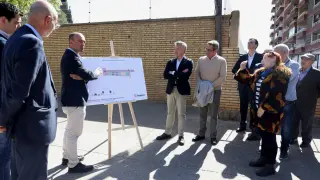 El concejal de Urbanismo, Víctor Serrano, y el portavoz de Vox, Julio Calvo, en la presentación del proyecto de reforma de la calle de Oeste, en Santa Isabel.