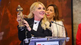 Cayetana Guillén Cuervo con la estatuilla de los premios Talía, fundida en Averly, y junto a la alcaldesa, Natalia Chueca