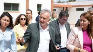 El ministro Ángel Víctor Torres durante su visita a la colonia agrícola penitenciaria de Tefía
