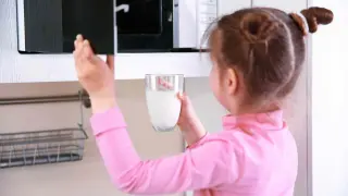 La mayoría de personas calienta los vasos de leche en el microondas.