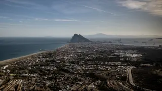 Vista aérea del peñón de Gibraltar tomada desde la vecina ciudad española de La Línea