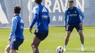 Sinan Bakis recibe el balón, ante la mirada de Jair y Sans, en el entrenamiento del Real Zaragoza.